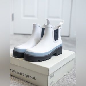Brand new water proof Cougar rain boots. Worn out once. US 8